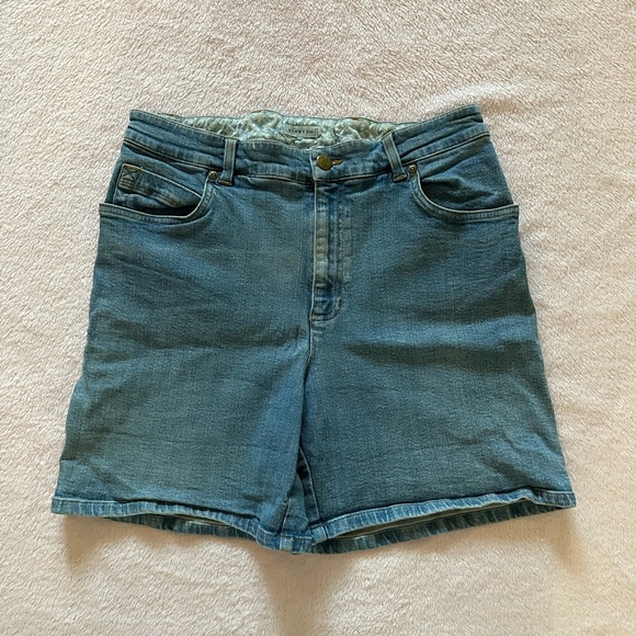 Jones sport stretch light wash blue denim shorts with a relaxed fit - Picture 1 of 3